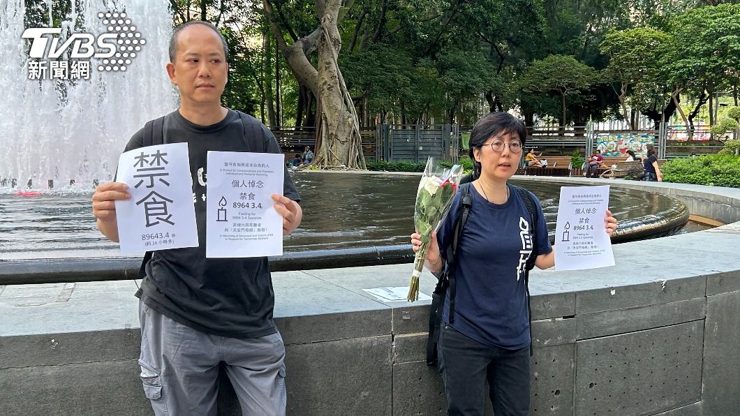 關振邦、劉家儀兩人遭港警帶走。(圖/達志影像美聯社)