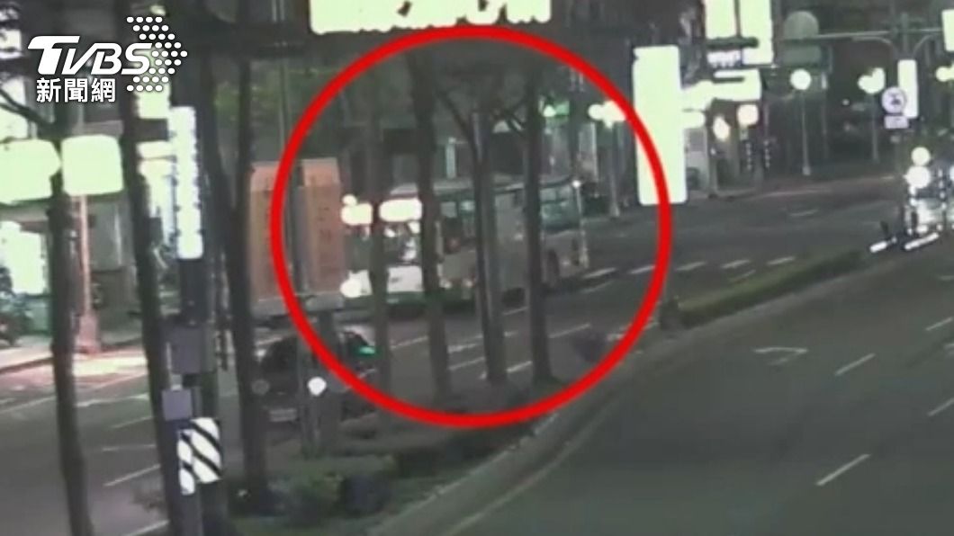公車停在成功路上報案。(圖/TVBS)