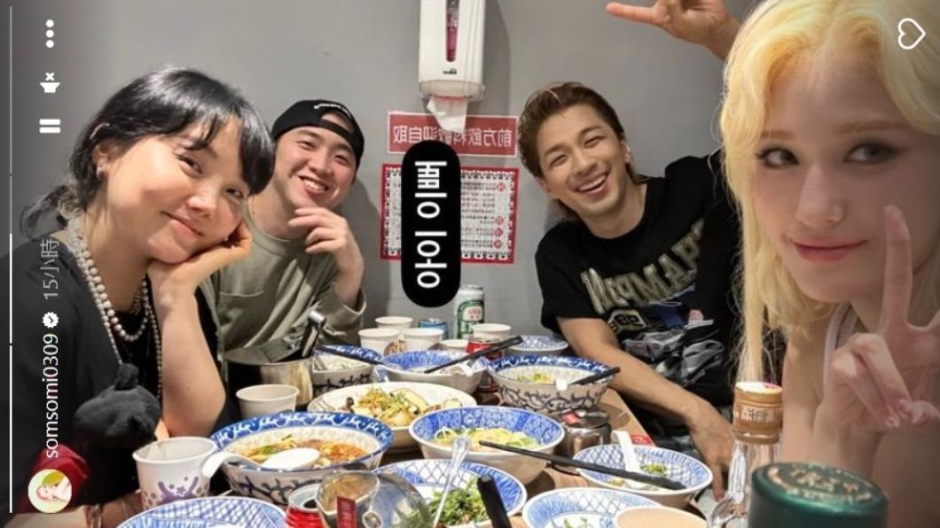 雖只有4人用餐,可桌上卻擺滿12道餐點,可見食量驚人。(圖/翻攝自SOMI IG)