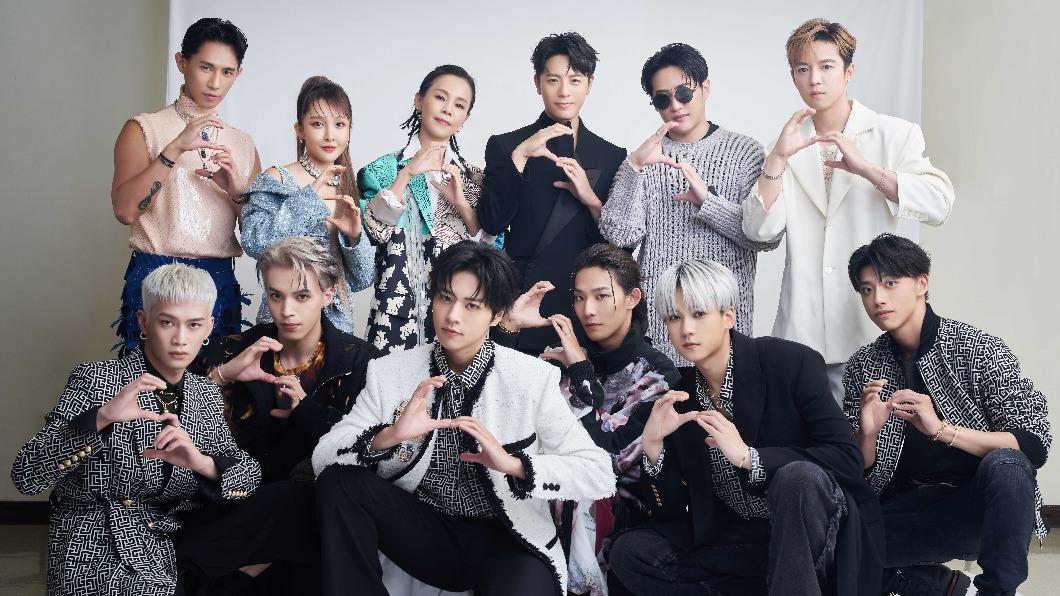 韋禮安(左上4)、彭佳慧(左上3)帶領唱片公司師弟妹一起參加頒獎典禮。(圖/索尼音樂提供)