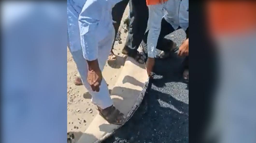 當地民眾發現馬路實際上是一張「瀝青地毯」。(圖/翻攝自Rohit Sharma推特)