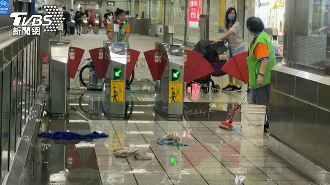 獨家/北市捷運南港站傳水管破裂 出入口大片積水忙清理