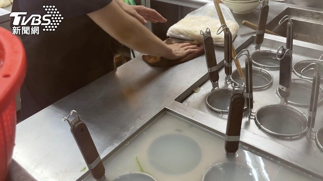 「抹布水煮麵」太噁！店家遭改名　員工怒控：外送員積怨故意的