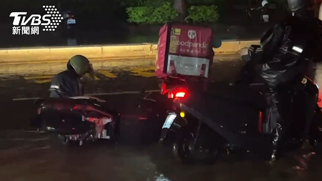 高雄晚間雨勢猛烈發生機車追撞事故。(圖/TVBS)