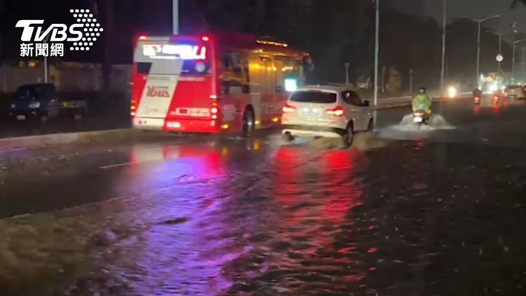 雷雨襲台！北市內湖隧道「土石滑落」　高雄低窪路段積水