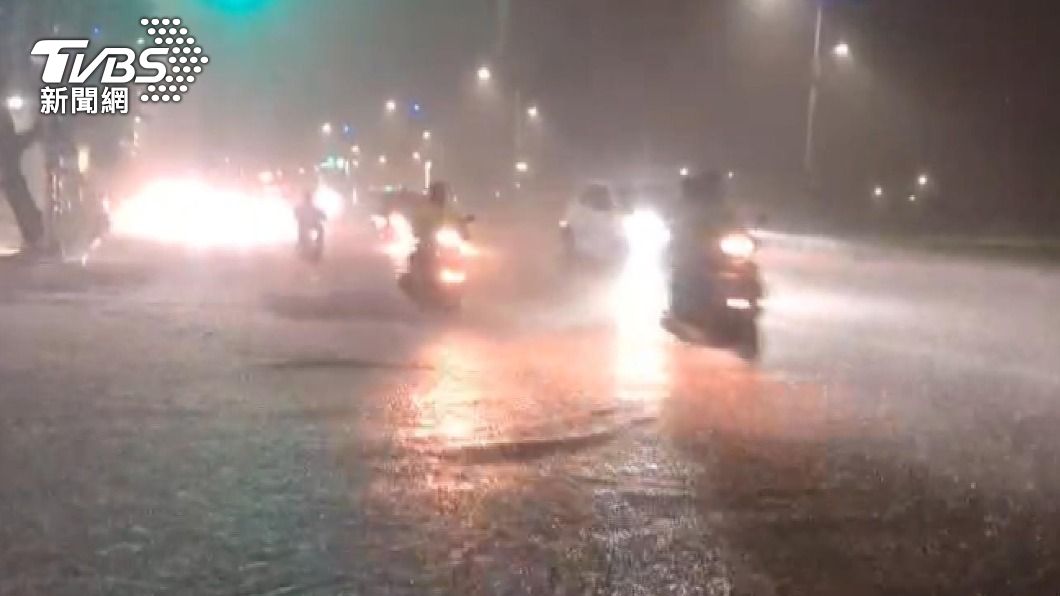 暴雨猛灌13縣市！2地區升級豪雨特報　新北、宜蘭防落雷