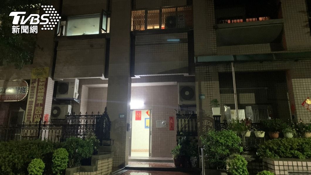 2樓民宅傳出火警,警消到場時民眾已自行撲滅火勢。(圖/TVBS)