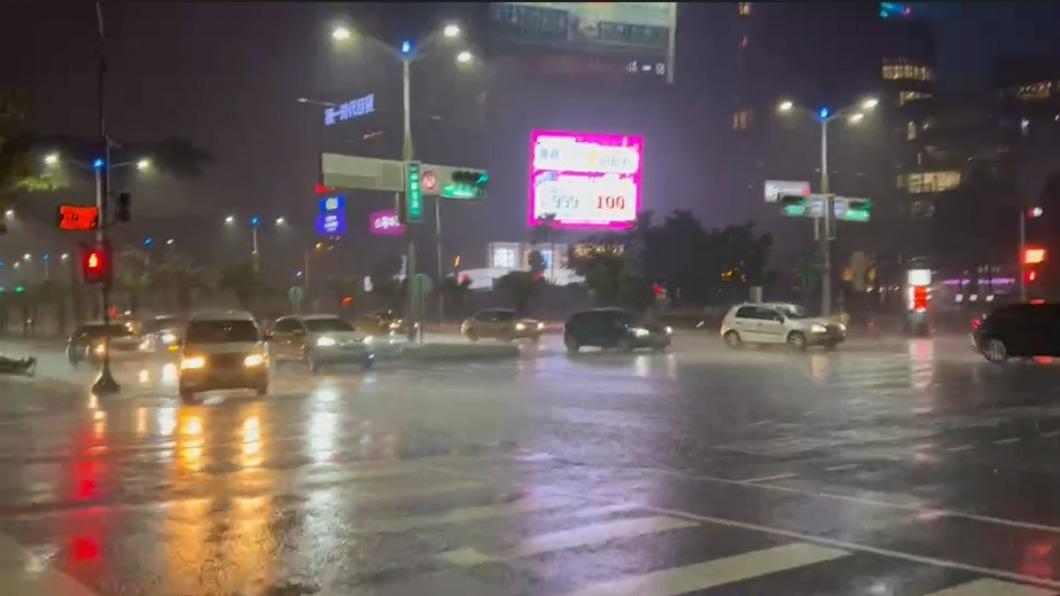 高雄市區昨晚降下驚人雨量。(圖/民眾提供)