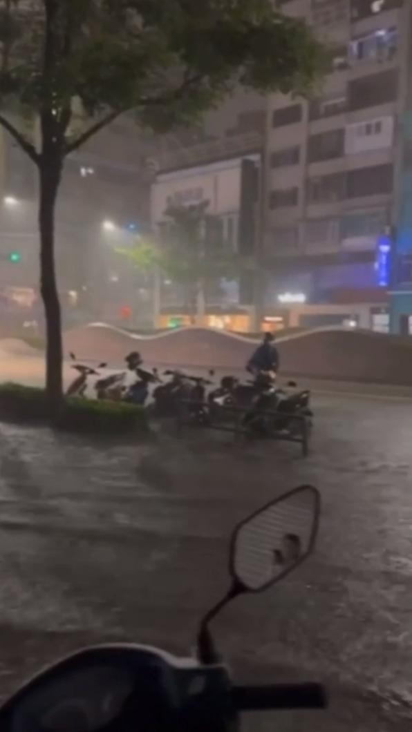 中正路段積水。(圖/翻攝自陳其邁臉書留言)