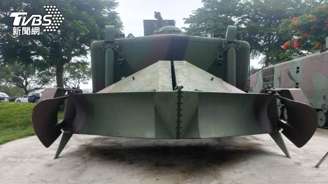 掃雷車大鋼牙被拔。(圖/警方提供)