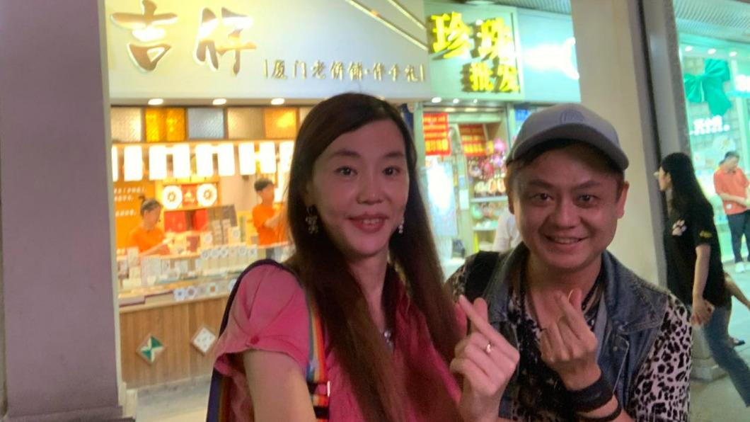 張婷婷(左)跟經紀人開心自拍。(圖/翻攝自張婷婷臉書)