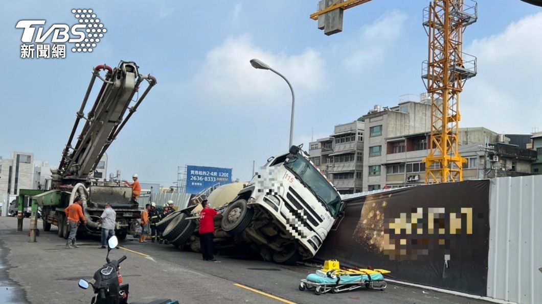 快訊/沙鹿地面塌陷!水泥車側翻「被吃掉」 駕駛遭重壓意識不清