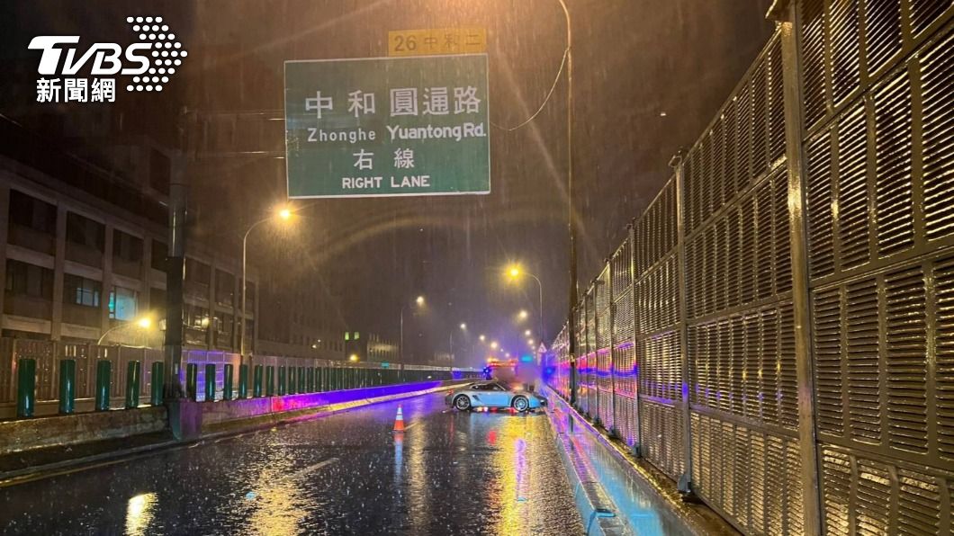 大雨釀禍!他開爸爸的保時捷外出 打滑自撞護欄GG了