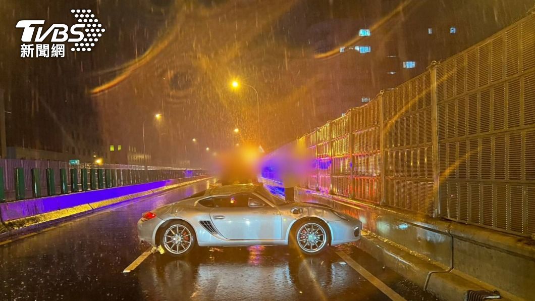 保時捷跑車失控擦撞護欄。(圖/TVBS)