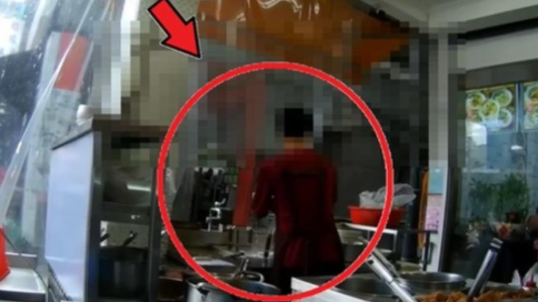 北投知名牛肉麵店石牌店,遭爆料店員將抹布水擰進湯鍋。(圖/翻攝自爆料公社)