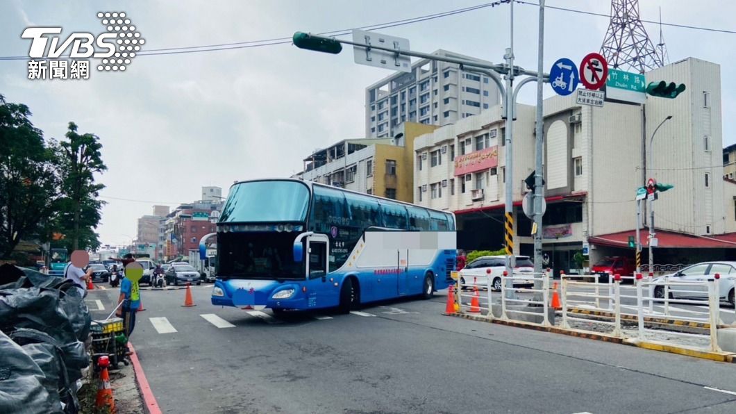 遊覽車左轉時發生車禍。(圖/TVBS)