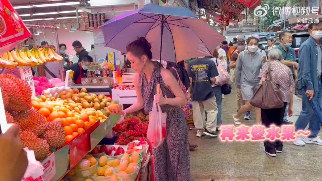 大咖女神現蹤菜市場挑水果！　「絕美模樣曝光」大媽都側目