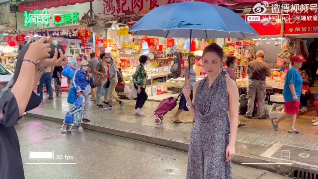 阿嬌在香港街頭小巷拍攝vlog，更順便街拍。（圖／翻攝自阿嬌微博）