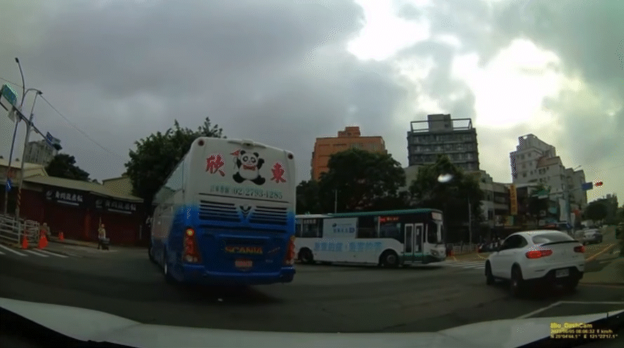 車禍過程被民眾行車紀錄器拍下。(圖/翻攝Facebook林口大家庭LinKou-Family)