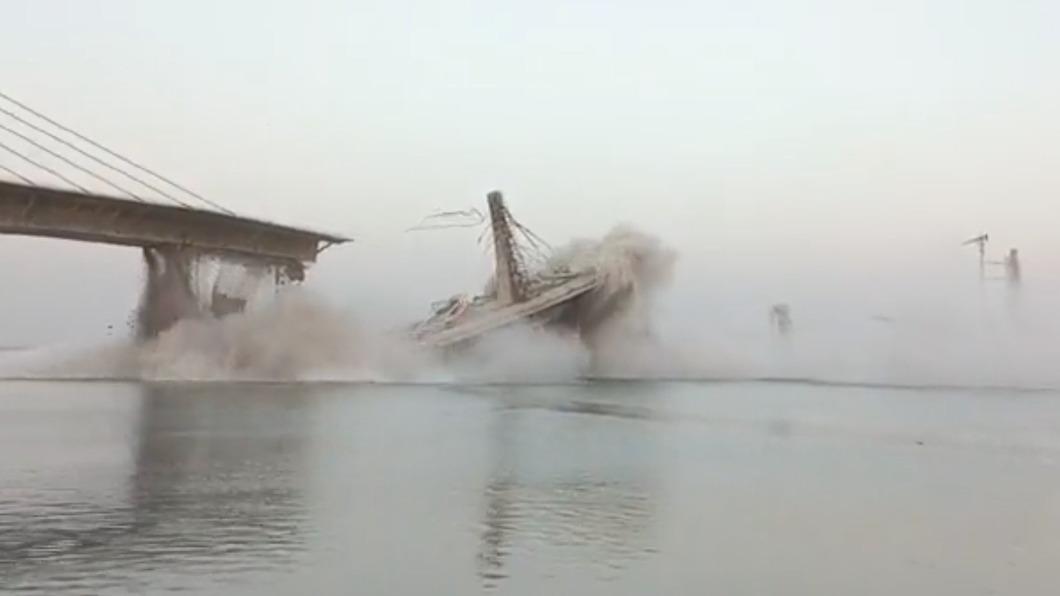 有片/才火車相撞釀百人亡 印度又爆橋梁「毀滅式坍塌」