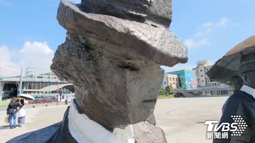 真缺德!朱銘「紳士」作品 遭人「熄菸頭」