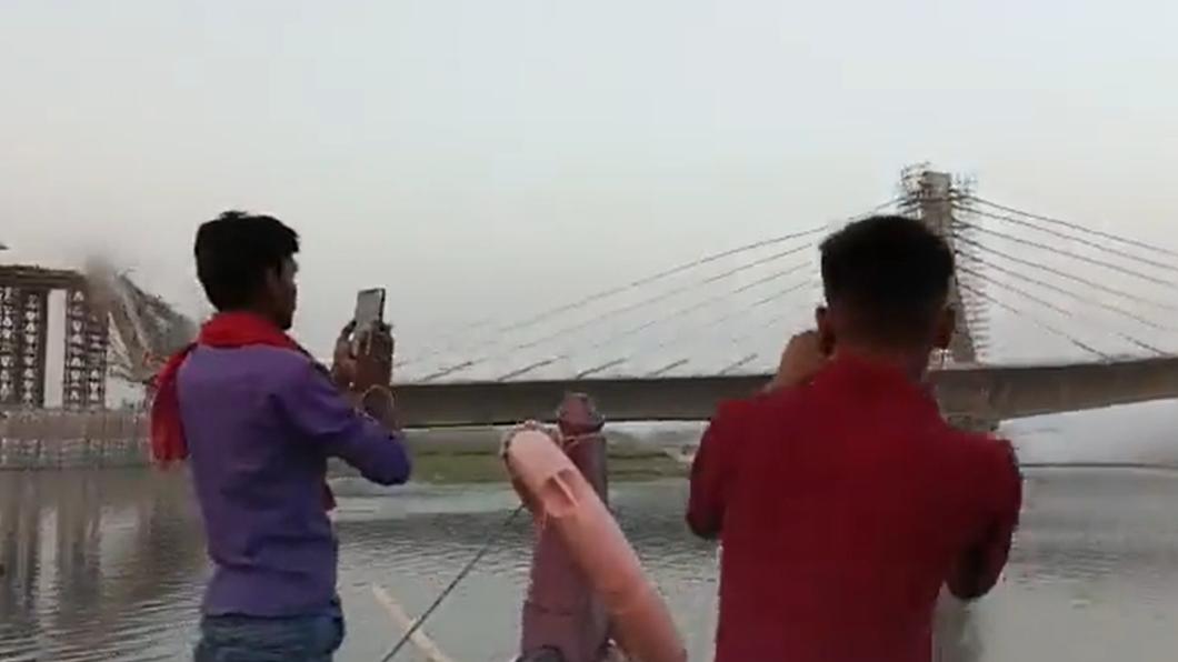 耗資數十億打造的跨河大橋,卻突然發生大面積橋身坍塌。(圖/翻攝自推特影音)