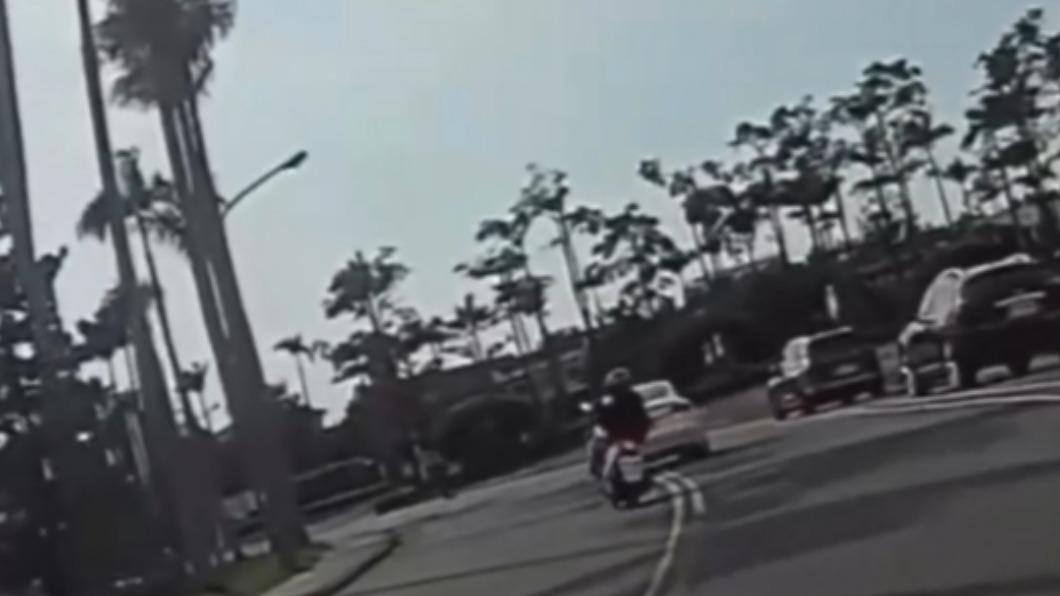 高女偏到對向車道。(圖/民眾提供)