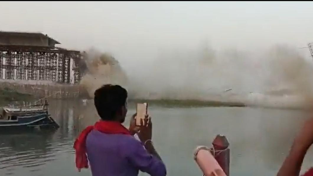 印度耗資數十億打造的跨河大橋,卻突然發生整段橋面坍塌事故。(圖/翻攝自推特影音)