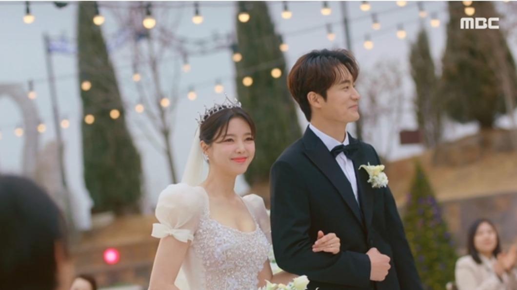 嚴賢璟、車瑞元因戲生情,認愛、懷孕、結婚一次全認了。(圖/翻攝自MBC)
