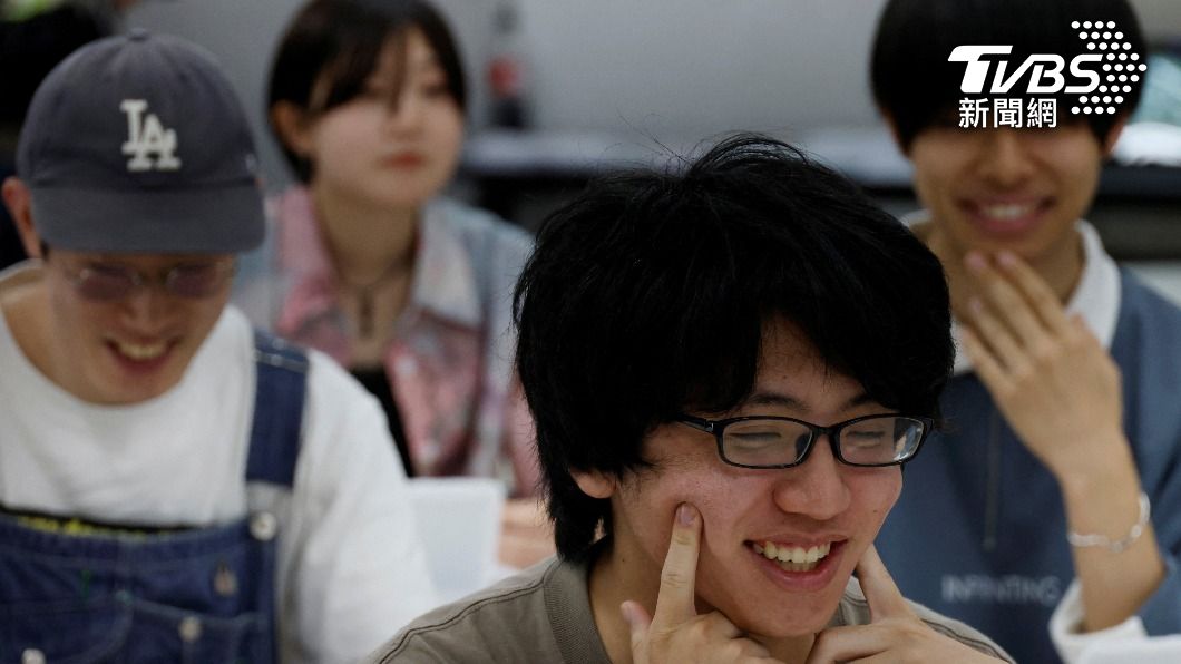 「好萊塢風格微笑技巧」的技巧包括塑造嘴角露出上排八顆閃亮的牙齒。(圖/達志影像路透社)