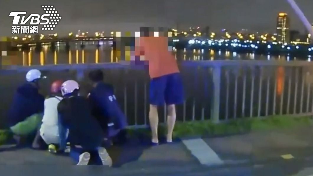 命懸一線！女墜重陽橋「身體懸空」 　眾人緊抓手臂救命