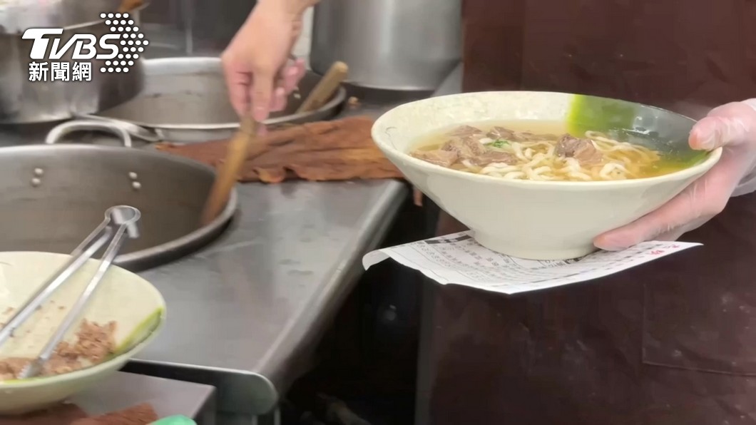 被轟抹布水煮麵,店家致歉。(圖/TVBS)