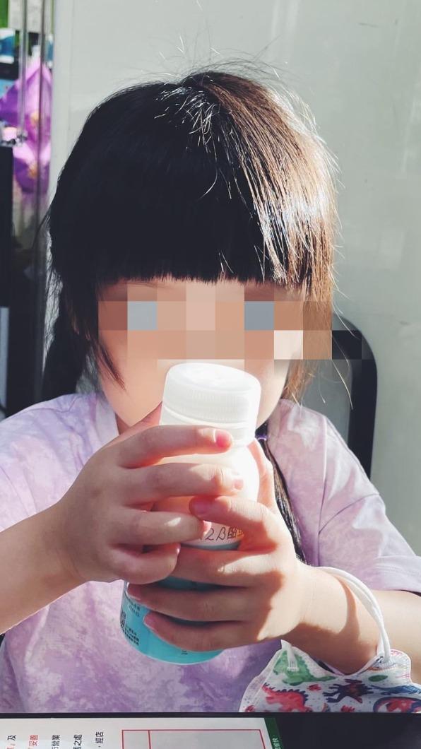 陶嫚曼3歲大女兒魚刺卡住喉嚨,讓她非常心疼。(圖/翻攝自陶嫚曼臉書)