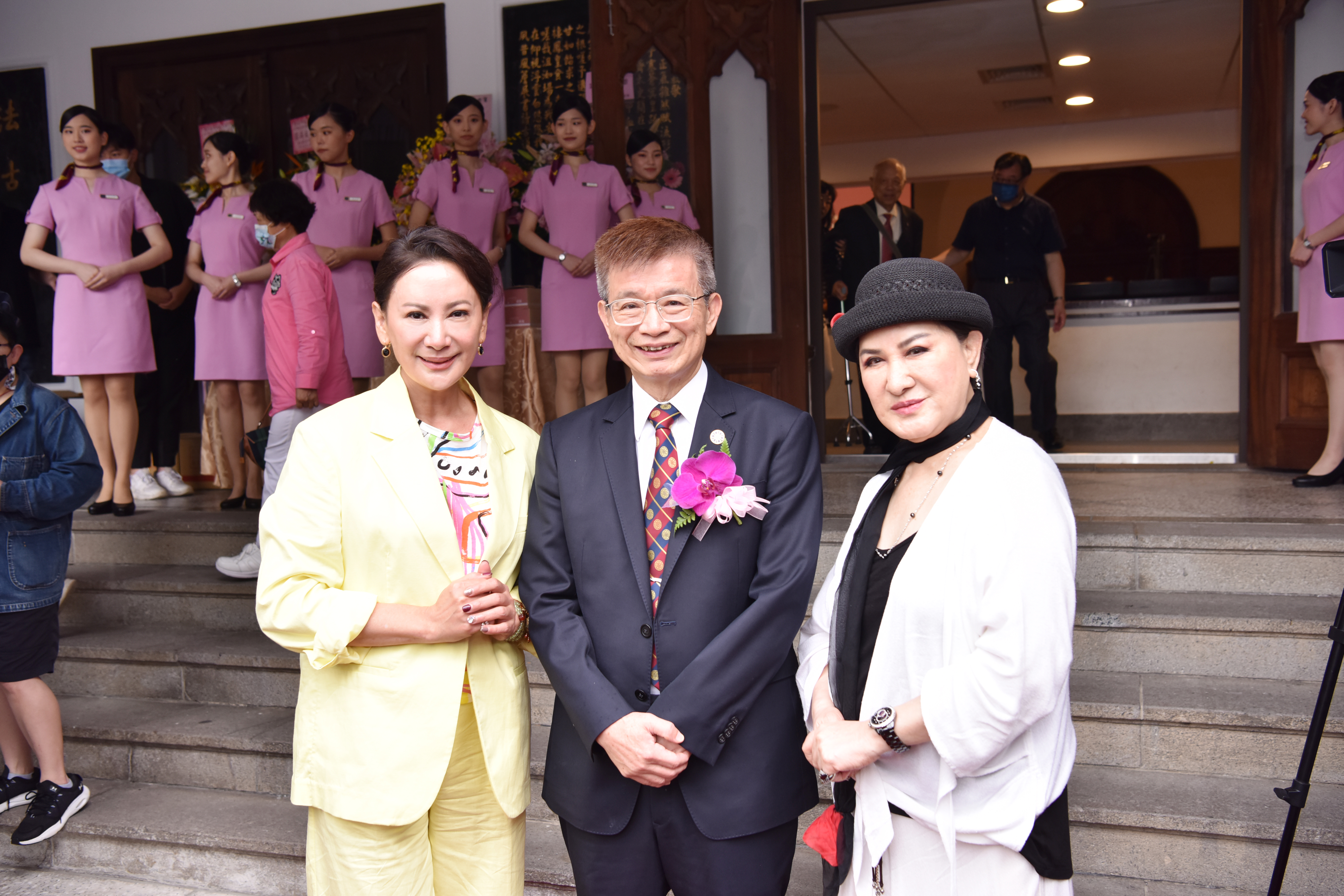 陳亞蘭(左起)、台師大校長吳正己、楊麗花合影。(圖/國立臺灣師範大學提供)