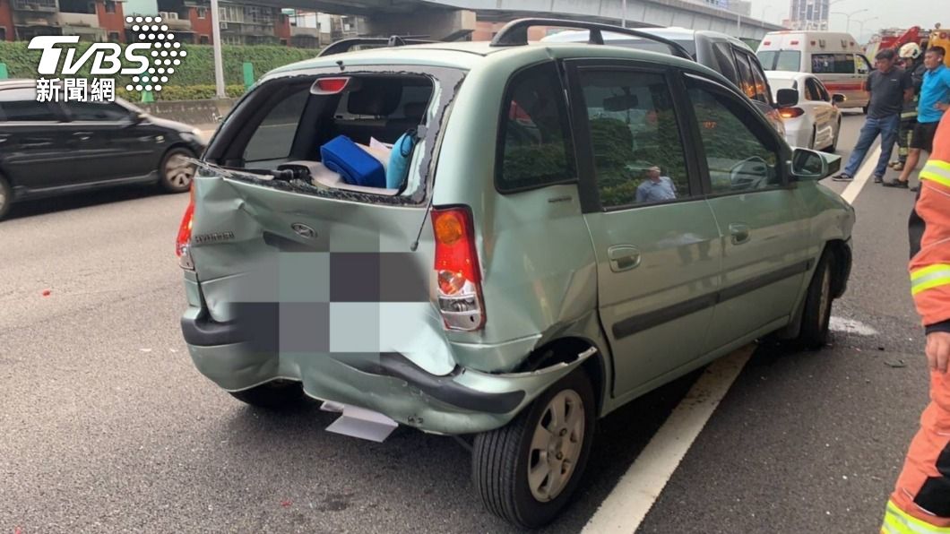 國一4車連環追撞!駕駛成「夾心餅乾」受困警消救援
