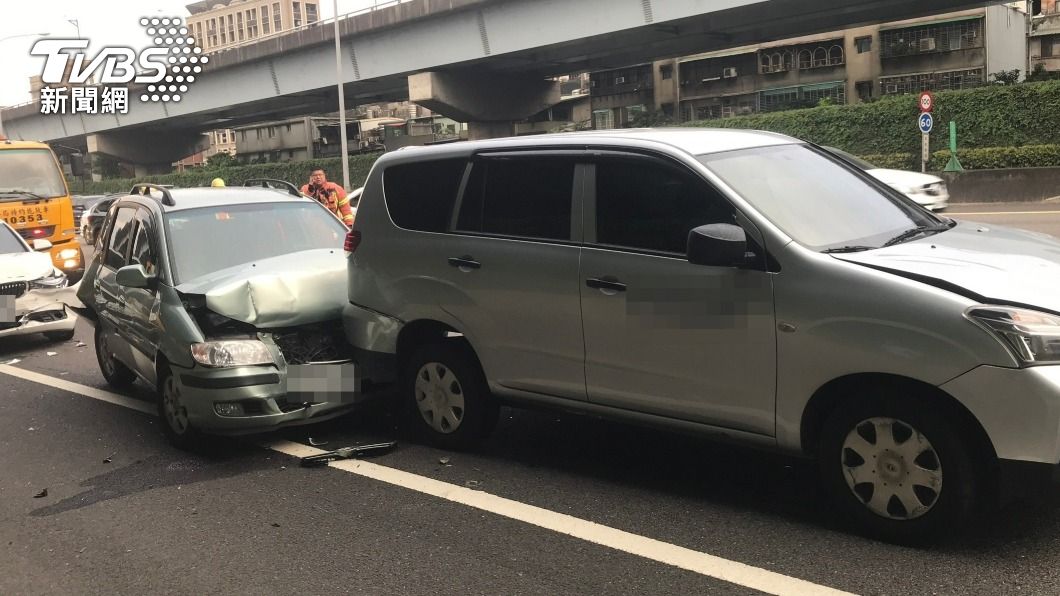 第三輛車成夾心餅乾。（圖／TVBS）