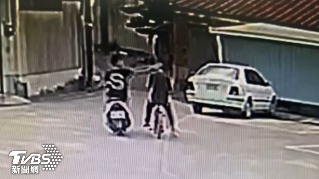 許直接對陳男後腦攻擊。（圖／TVBS）