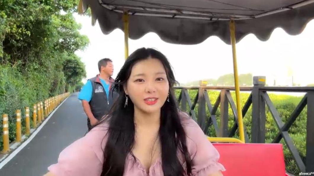 女實況主在騎四輪腳踏車時,陌生男子就尾隨在後偷瞄。(圖/翻攝自「오세블리」Afreecatv)