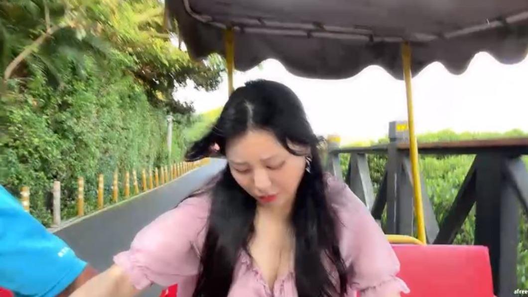 男子後來更是騎著摩托車接近,並在鏡頭面前伸出鹹豬手。(圖/翻攝自「오세블리」Afreecatv)