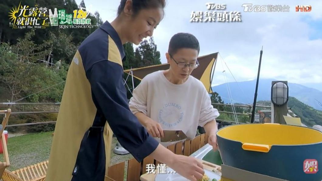謝瓊煖(右)幫忙切蒜末。(圖/翻攝自《光露營就很忙了》)