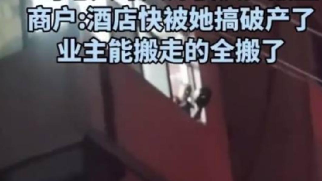 聯繫婦人兒女後情況並未改善,深夜仍持續製造噪音。(圖/翻攝自齊魯晚報微博)