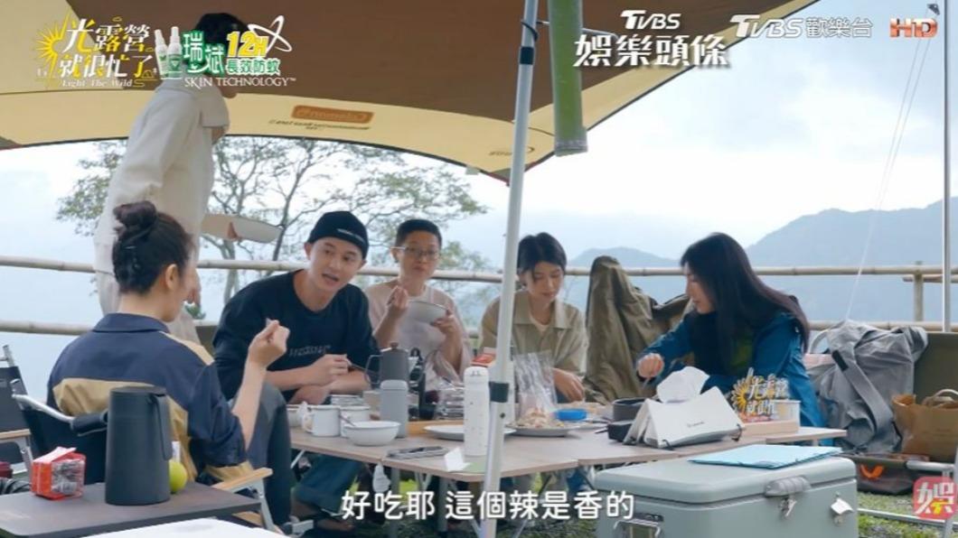 眾人認為林心如炒的「馬告泡椒豬五花」很好吃。（圖／翻攝自《光露營就很忙了》）