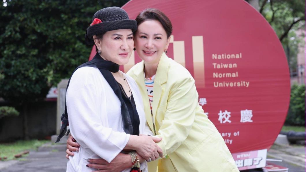 恩師楊麗花(左)是陳亞蘭的支柱。(圖/陳亞蘭提供)