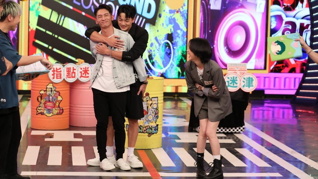 温昇豪(左二)、禾浩辰(左三)感情好到擁抱在一起。(圖/八大提供)