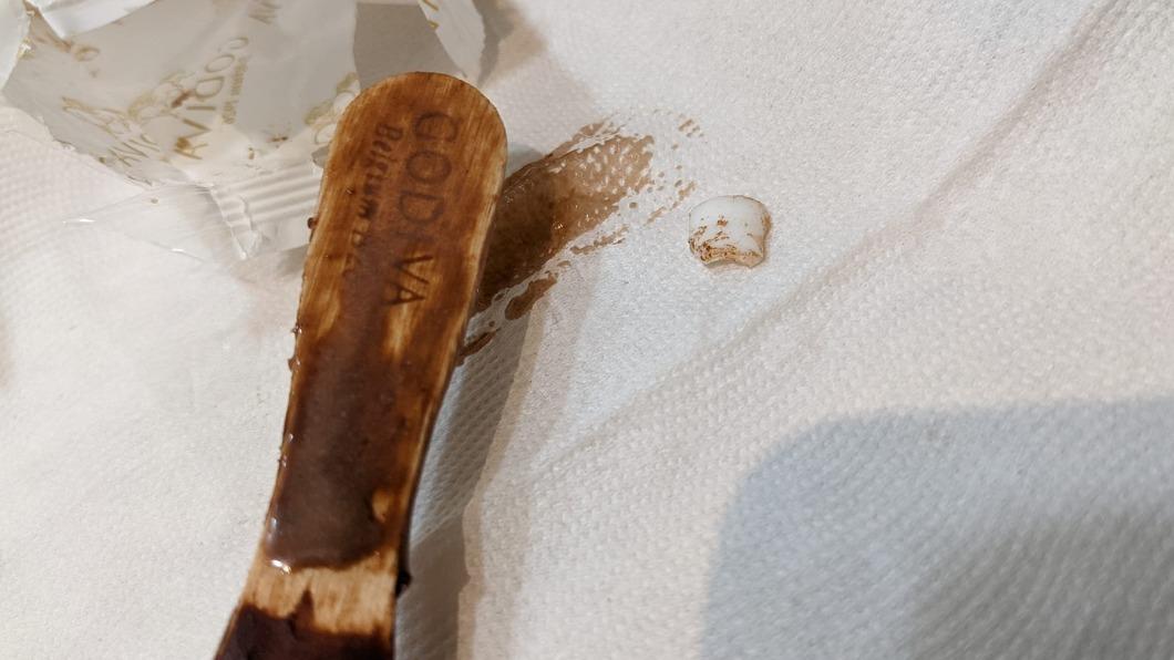 從原PO提供的照片可發現,雪糕中竟藏了詭異的白色塑膠塊。(圖/翻攝自「Costco好市多 商品經驗老實說」臉書)