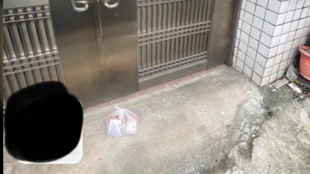 妹子提前開門等外送…餐點仍被丟「別人家地上」 網一招解決