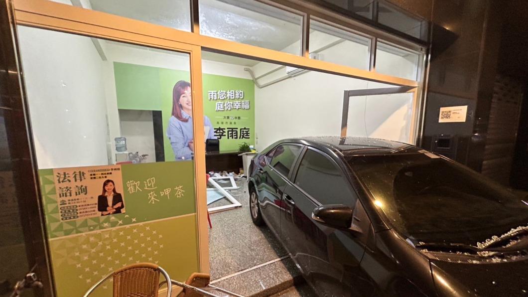 議員服務處遭歹徒開車衝撞　一人逃逸疑不滿「協商債務破局」