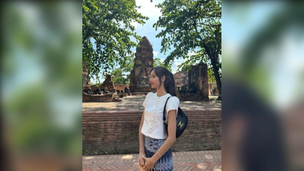 Lisa在IG上PO出在泰國寺廟的照片。(圖/翻攝自@lalalalisa_m IG)