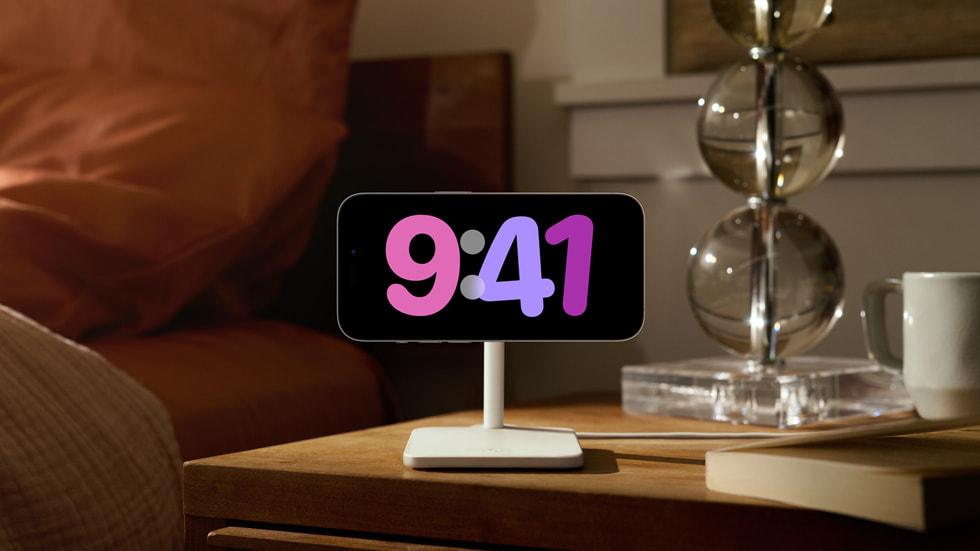 iOS 17引進「StandBy」新功能,當手機橫向擺放後可化身智慧顯示器。(圖/翻攝自蘋果官網)