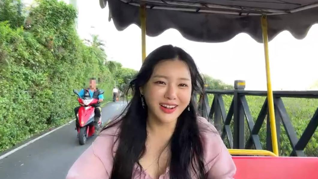 男子騎車尾隨南韓美女直播主。(圖/翻攝AfreecaTV)